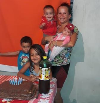 Noelma Rodrigues de Souza com seus netos, Klariany Rodrigues de Souza Dantas, Santiago Rodrigues de Souza Dantas, Thayssa Geovanna Rodrigues de Souza Dantas, e Yuri Fernando Souza Valentim