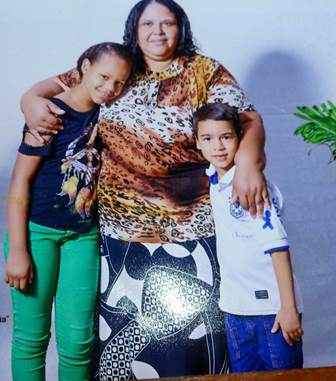 Lázara Cristina da Silva oliveira com seus netos, Marcos Vinicius da Silva oliveira e Kecya Thaína França da Silva.