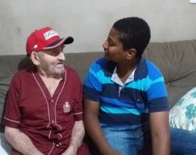 Antônio Marcos da Silva Cardoso bispo filho, com seu avô José Bezerra da Silva