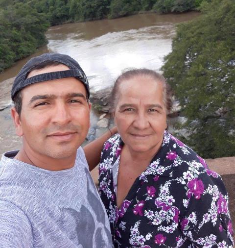 ADEILDO GOMES DE FREITAS AO LADO DE SUA MÃE, LENIRA GOMES DE FREITAS