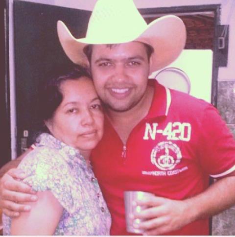 CARLOS AUGUSTO CAIXETA(GUTO) AO LADO DA MÃE, MAGDA APARECIDA CAIXETA
