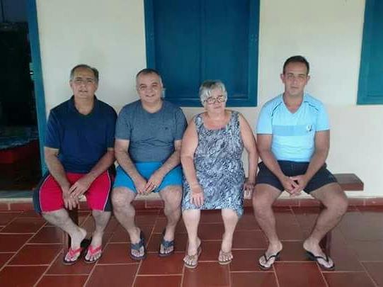DA ESQUERDA PARA À DIREITA, FLÁVIO SILVA JÚNIOR, EDUARDO HERINQUE SILVA E ROBERTO ALEXANDRE SILVA AO LADO DA MÃE, VANILDA NOGUEIRA MACHADO SILVA