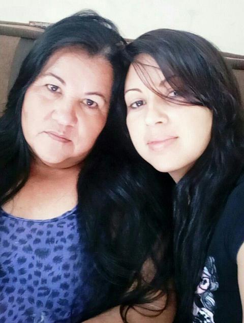 DEISIANE CRISTINA SILVA AO LADO DE SUA MÃE, APARECIDA MARTINS DE SOUZA