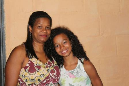 LARISSA NERES AO LADO DE SUA MÃE, PRISCILA NERES...