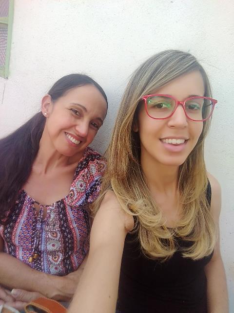 LETÍCIA MARIA NUNES GOMES AO LADO DE SUA MÃE, MARIA ABADIA DE SOUZA NUNES