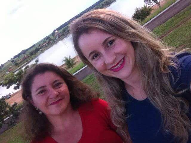 WENIDA CAIXETA(À DIREITA) AO LADO DE SUA MÃE, VILMA CAIXETA