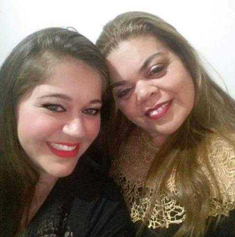 À ESQUERDA, AIRLENY PADIELLO AO LADO DE SUA MÃE, LENIR PADIELLO