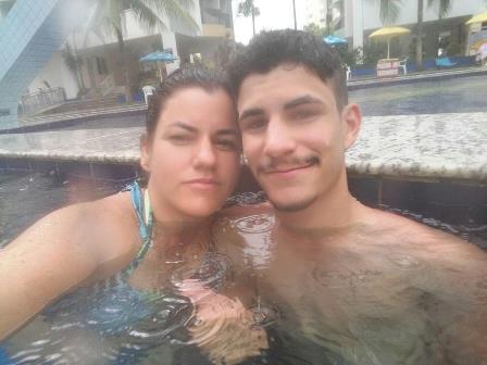 ALEXANDRE VELUZIANO AO LADO DE SUA MÃE, JULIANA SOUZA