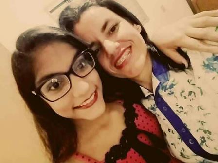 ALINE HELENA AO LADO DE SUA MÃES, JULIANA SOUZA