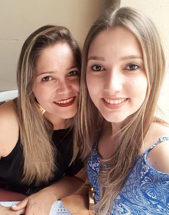 ANDRIELLY CHRUSTUNNE DE SOUZA AO LADO DE SUA MÃE, MÁRCIA CRISTINA DE SOUZA