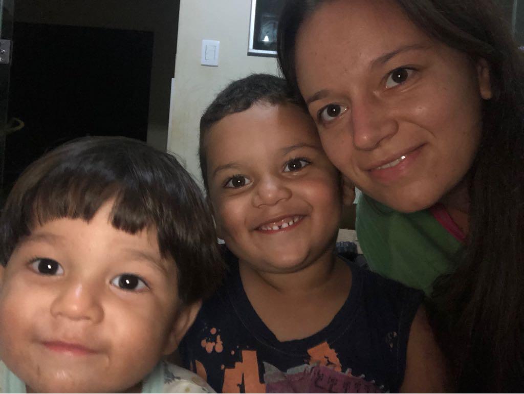 ARTHUR E HENRIQUE RODRIGUES GUIMARÃES AO LADO DA MÃE, DANIELA FERNANDES GUIMARÃES