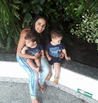 ARTHUR HENRIQUE E MIGUEL FREIRE AO LADO DA JOVEM MÃE, ALINE BRUNA RODRIGUES DA SILVA