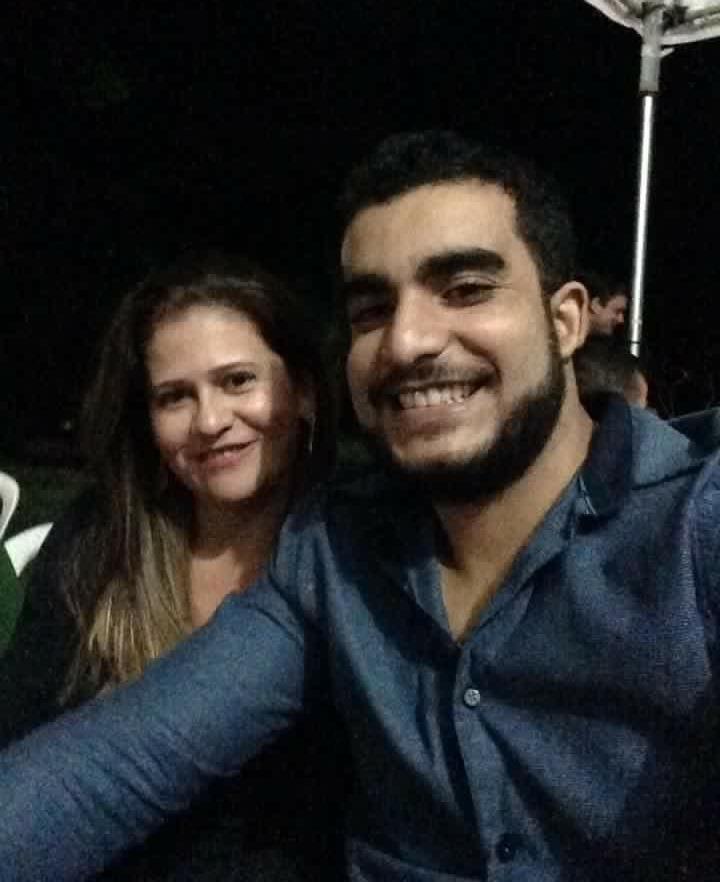 DEYVID PEREIRA TELES AO LADO DE SUA MÃE, MARÍLIA PEREIRA