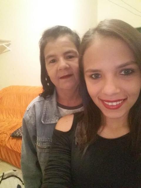ELISA TAYNAN RODRIGUES DA SILVA AO LADO DE SUA MÃE, LEILA MARIA DA SILVA