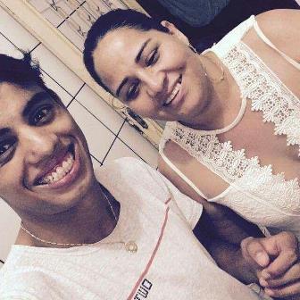 FÁBIO SANTOS AO LADO DE SUA MÃE, ORILENE SANTOS