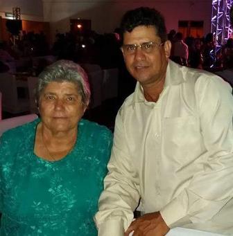 GERALDOCRAMENAK DE SOUZA AO LADO DA MÃE, LODUVINA ANTÔNIA DE SOUZA