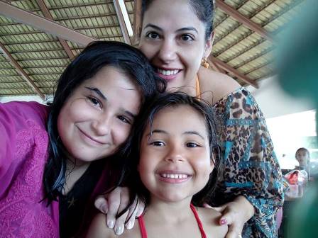 LUÍZA E ALICE AO LADO DA MAMÃE, MARINA SOARES