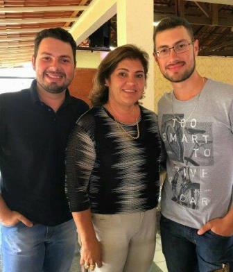 MATHEUS E DHAVI AO LADO DA MÃE, SORAIA BRITO OLIVEIRA