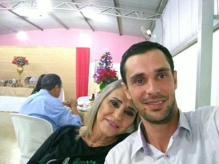 NEYTON FILHO AO LADO DE SUA MÃE, ÂNGELA CAIXETA RODRIGUES]