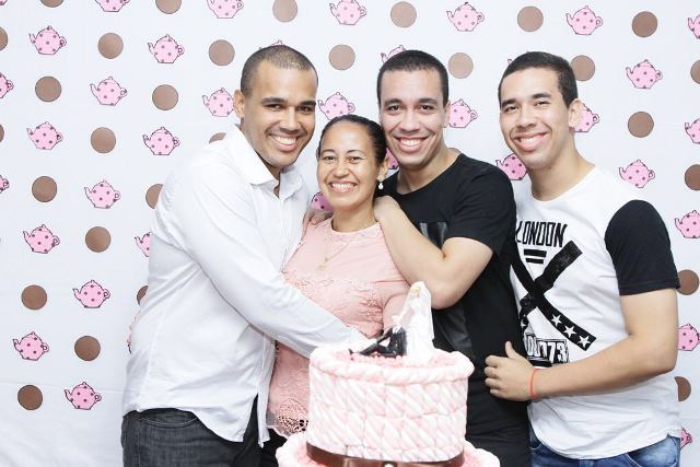 OS FILHOS RAFAEL, EDUARDO E ALEXANDRE AO LADO DA GRANDE MÃE, TEREZINHA SANSÃO DE ALMEIDA