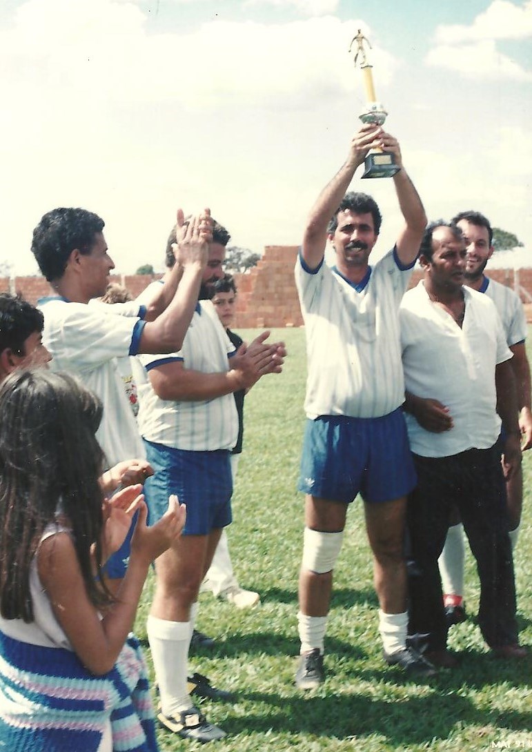 OSVALDO FARIA LEVANTANDO O TRÓFEU CONQUISTADO NA VITÓRIA DO TIME DE VIANÓPOLIS