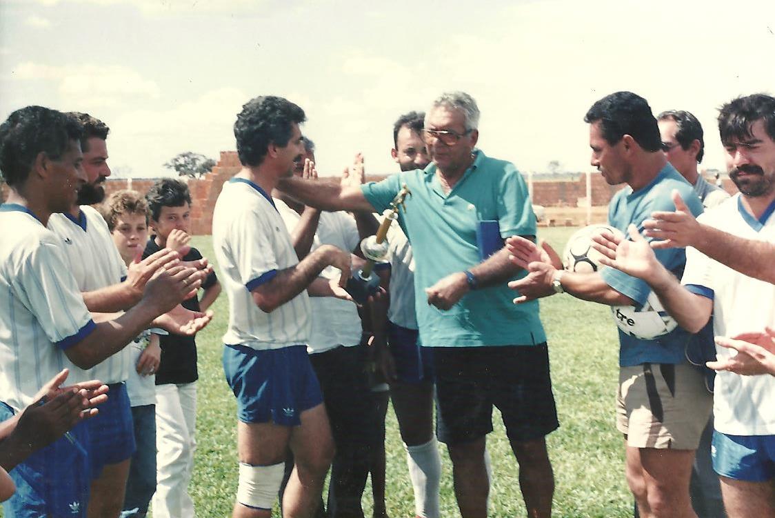 OSVALDO FARIA RECEBENDO O TROFÉU DAS MÃOS DE NILTONS SANTOS