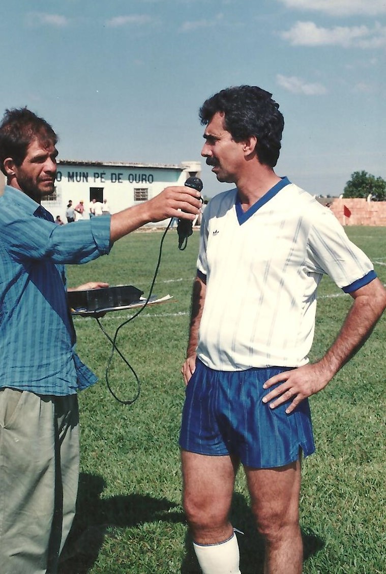 OSVALDO FARIA SENDO ENTREVISTADO PELO REPÓRTER BATISTÃO