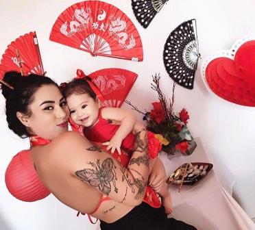 PIETRA LIZ AO LADO DE SUA JOVEM MÃE, THAMMY RAIZA MOREIRA ANTUNES