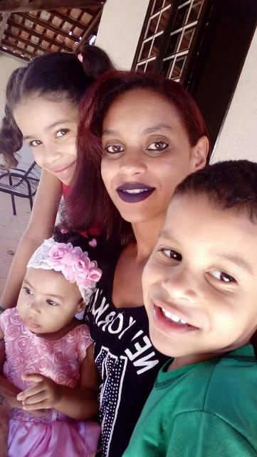 RAFAELA, LARISSA E ERIK KAYKE AO LADO DA JOVEM MÃE, HEDIELLY CAIXETA MOREIRA