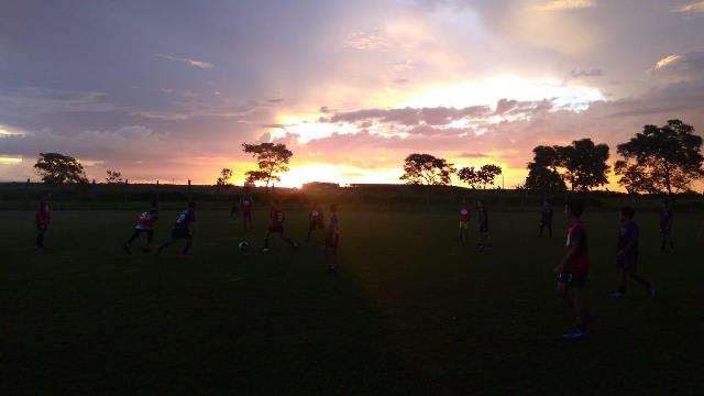 CREPÚSCULO VISTO DO CAMPO DE FUTEBOL DO BAIRRO MICHELLI - FOTO- RICARDO APARECIDO DA SILVA