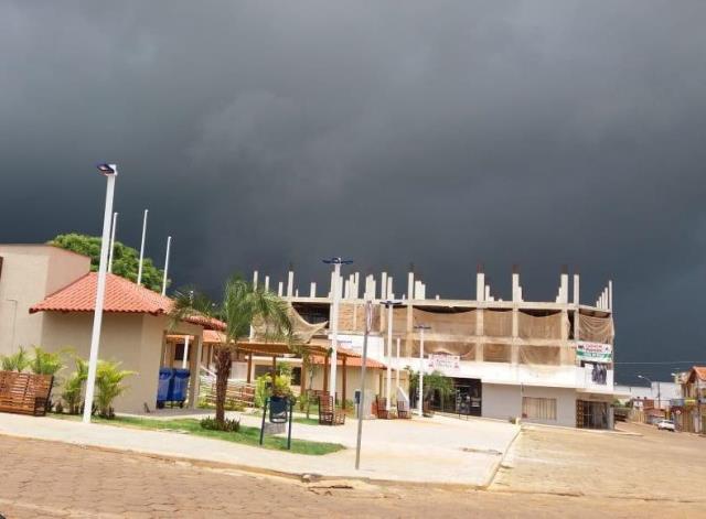 PRAÇA 19 DE AGOSTO E A CHUVA CHEGANDO - FOTO LÚCIA MOREIRA