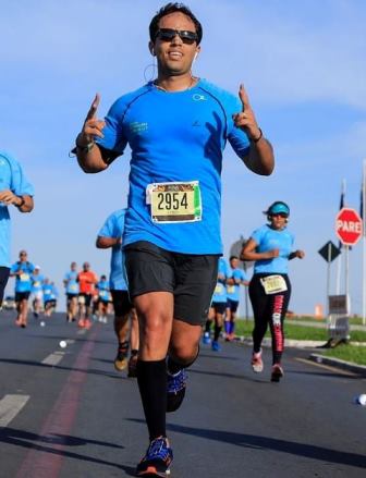 FÁBIO LESBÃO EM UMA CORRIDA DE RUA.