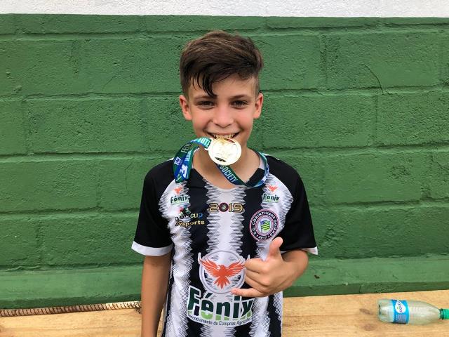 ACIMA, SAMUEL COM A MEDALHA CONQUISTADA E ABAIXO COM OS PAIS E COMPANHEIROS DO CORINTHIANS GOIANO