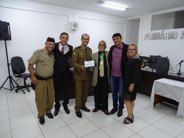 ACIMA, JOÃO PROFESSOR(4º DA ESQUERDA PARA À DIREITA) FOI UM DOS HOMENAGEADOS