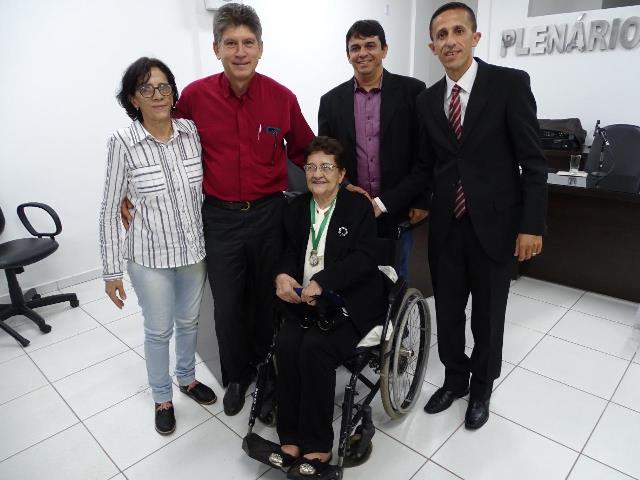 PROFESSORA ENY(SENTADA NA CADEIRA) FOI HOMENAGEADA