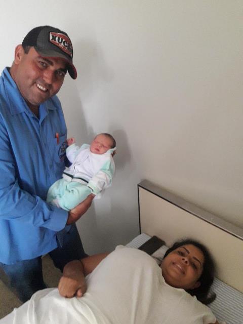 OS PAIS VILMAR E ADRIANA MARIA E O GAROTO RAFAEL