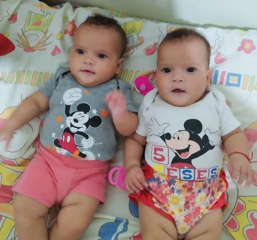 CLARICY EDUARDA PEREIRA BRAGA SANTOS(DE BLUSA CINZA) E SUA IRMÃ LARISSA EMANUELLY PEREIRA BRAGA SANTOS DE BLUSA BRANCA.