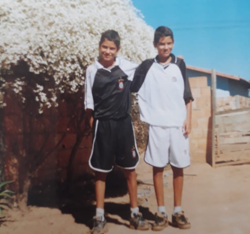 FREDERICO JÚNIOR DE OLIVEIRA DE CAMISETA ESCURA E SEU IRMÃO, FABIANO JÚNIOR DE OLIVEIRA DE CAMISETA CLARA