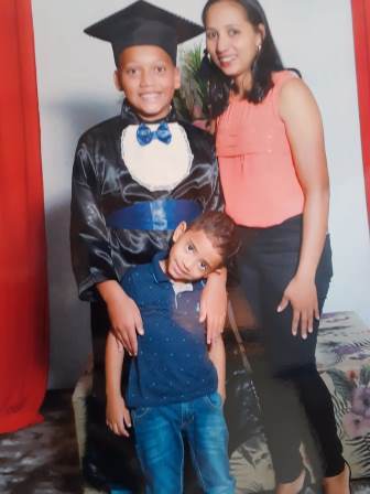 OS FILHOS THIAGO COTRIM DE SOUSA ARTHUR COTRIM DE SOUSA COM SUA MAMÃE SIMONE COTRIM DE SOUSA