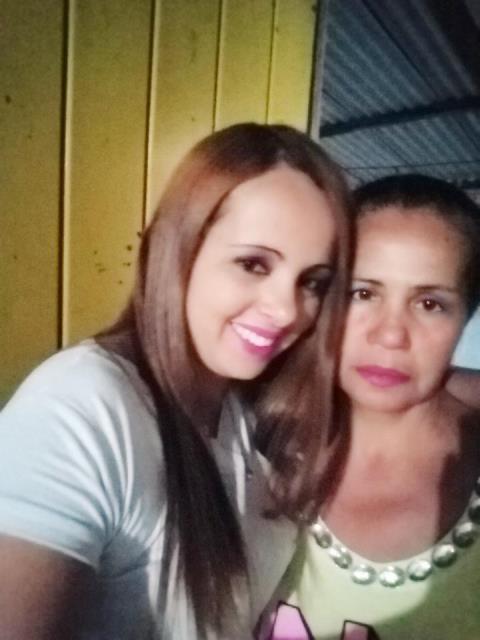 A FILHA JAQUELINE BATISTA AO LADO DA MÃE, AMILTA BATISTA