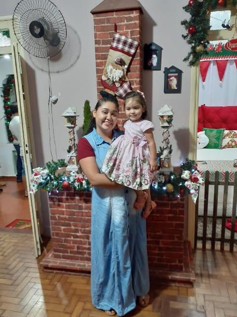A GAROTA ANA ESTER NOS BRAÇOS DA MAMÃE, ANA RAQUEL