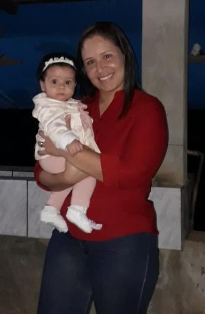 A PEQUENA GABRIELA NOS BRAÇOS DA MAMÃE, LUCIENE APARECIDA DO CARMO PERIN