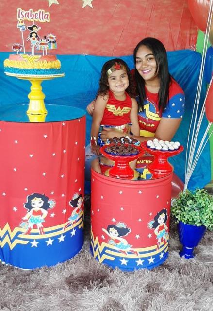 A PEQUENA ISABELLA AO LADO DA MAMÃE, KÊNIA