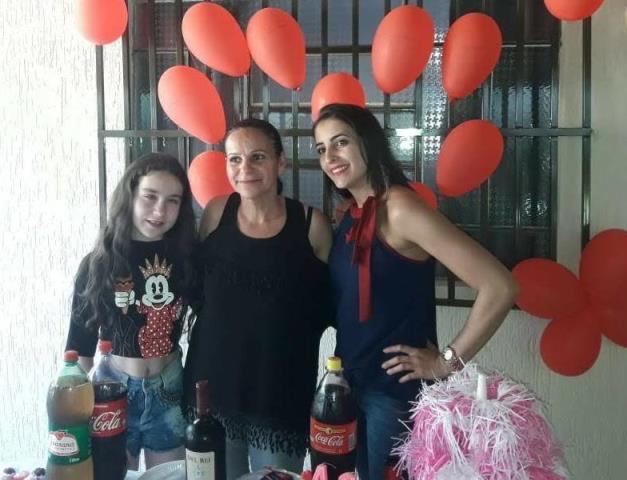 AS FILHAS DAUANNE E YASMIN AO LADO DA MAMÃE, BETÂNIA DOS SANTOS OLIVEIRA