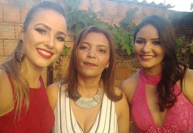AS FILHAS GEISA E TAÍSA AO LADO DE SUA MÃE, DORCELINA MARIA MARQUES DE SOUZA