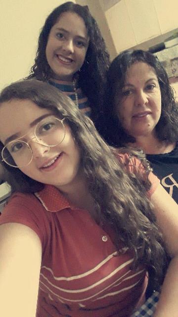 AS FILHAS GEOVANA CAROLINE E CAMILA VITÓRIA AO LADO DA MÃE, CLEIDE NERI DE PAULA GUIMARÃES