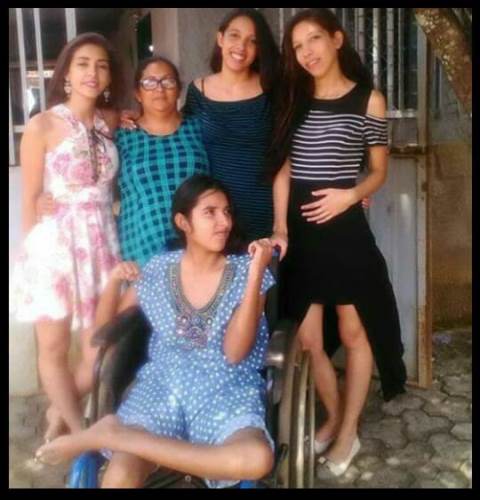 AS FILHAS HELÉN, ÍTALA, JÉSSICA E ANA NAELY AO LADO DA MAMÃE, ELISÂNGELA TELES