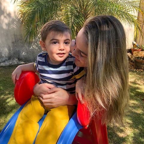 CAIO LEMOS GRELLMANN AO LADO DE SUA JOVEM MAMÃE, KETLYN GRELLMANN