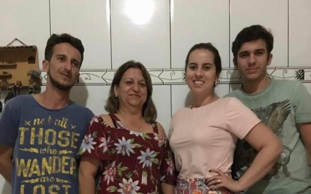 CARLOS AUGUSTO, LORENA E CARLOS EDUARDO AO LADO DA SEMPRE QUERIDA MÃE, LUCIENE CORRÊA GUIMARÃES