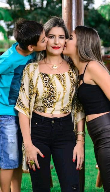 DIEGO FILHO E LARA STEFANY AO LADO DA MÃE, FABIANA DE ALMEIDA PRIETO SOUZA